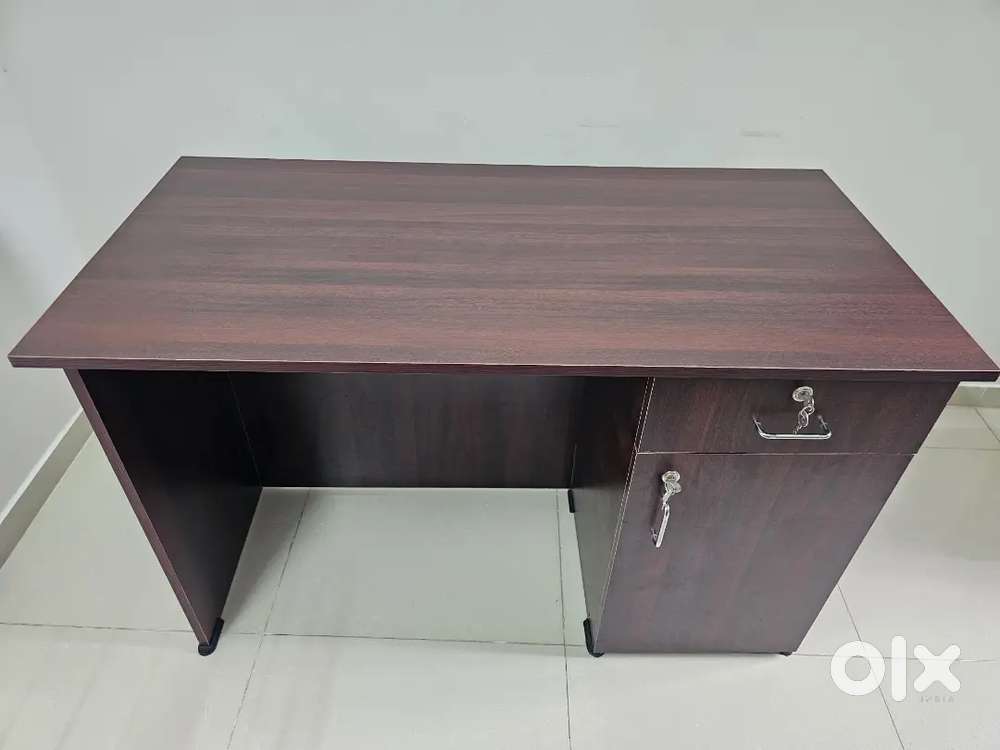 STURDY WOODEN COMPUTER/OFFICE/STUDY TABLE