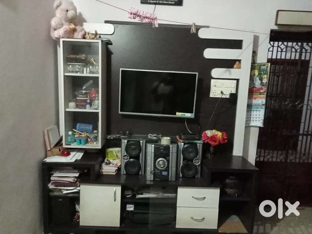 TV unit Woodan 6  ft by 6 ft