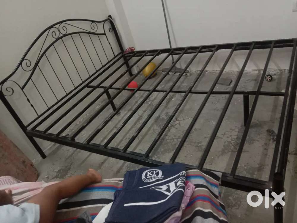 Iron double bed 6/6