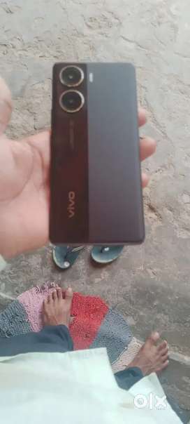 Vivo v29e 6 7 mahine chala hua hai charger ke sath mein