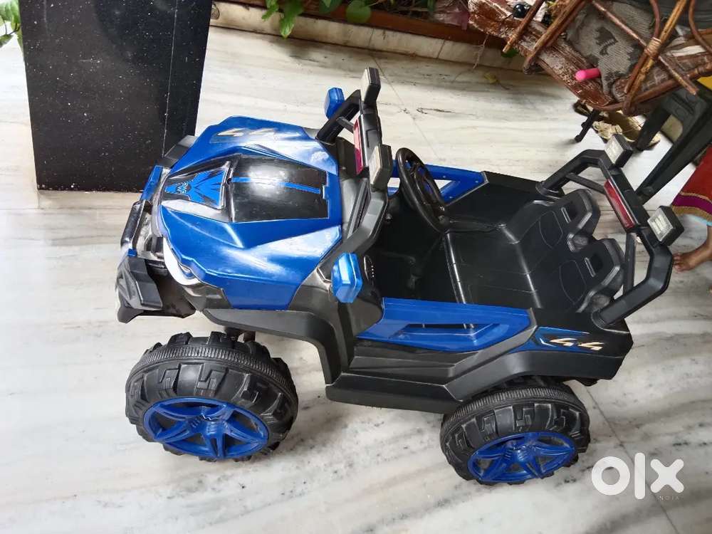 Children gaming battery car