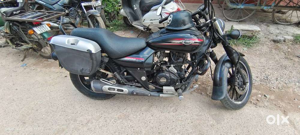 Bajaj Avenger 220 street