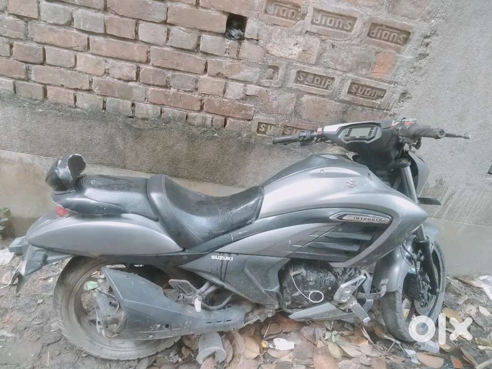 Suzuki intruder