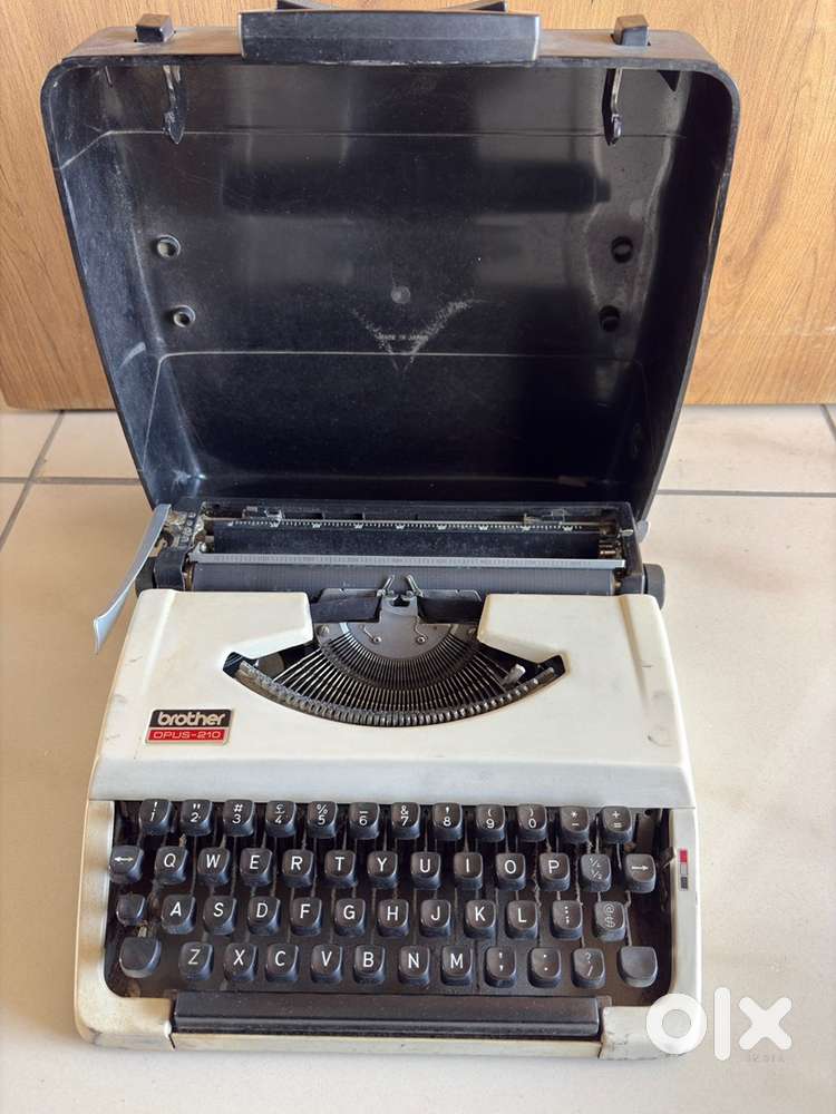 Brother Opus 210 Manual Typewriter - Vintage, fully functional