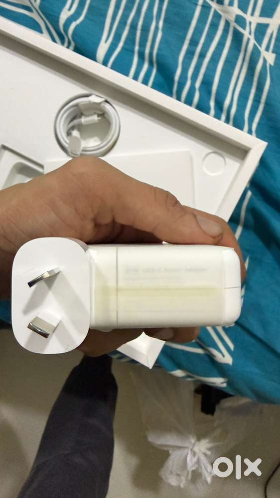 Macbook pro apple orginal 61W adaptor and charing cable