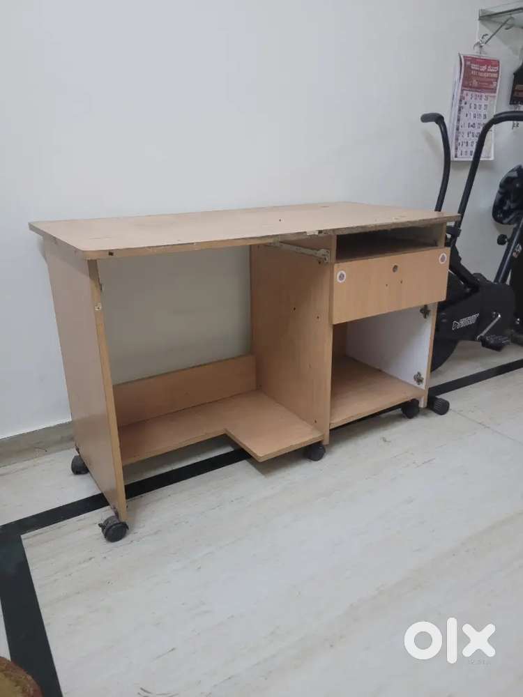 Laptop/desktop table
