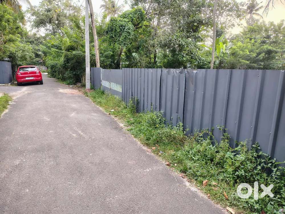 11 cent house plot east of Roadmukku junction komalapuram