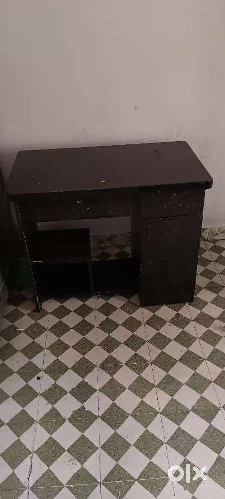 Computer table
