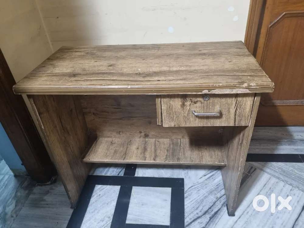 Study computer table also 2 chairs in a good condition