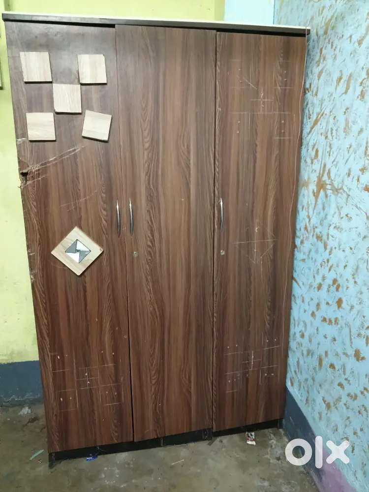 3 dor almari / 1 anlala /1 dressing table