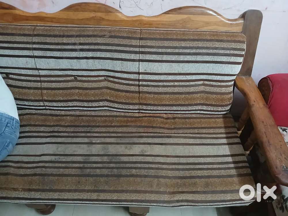 Sofa bechna hai
