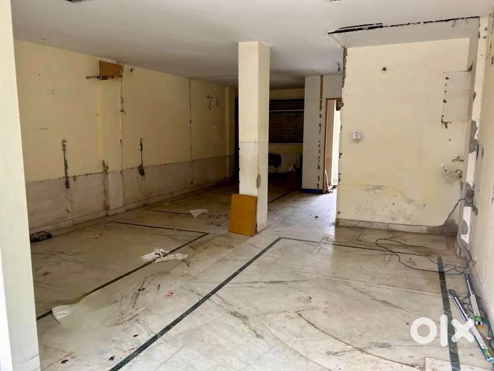 मुख्य सड़क स्थित व्यावसायिक जगह किराये पर उपलब्ध