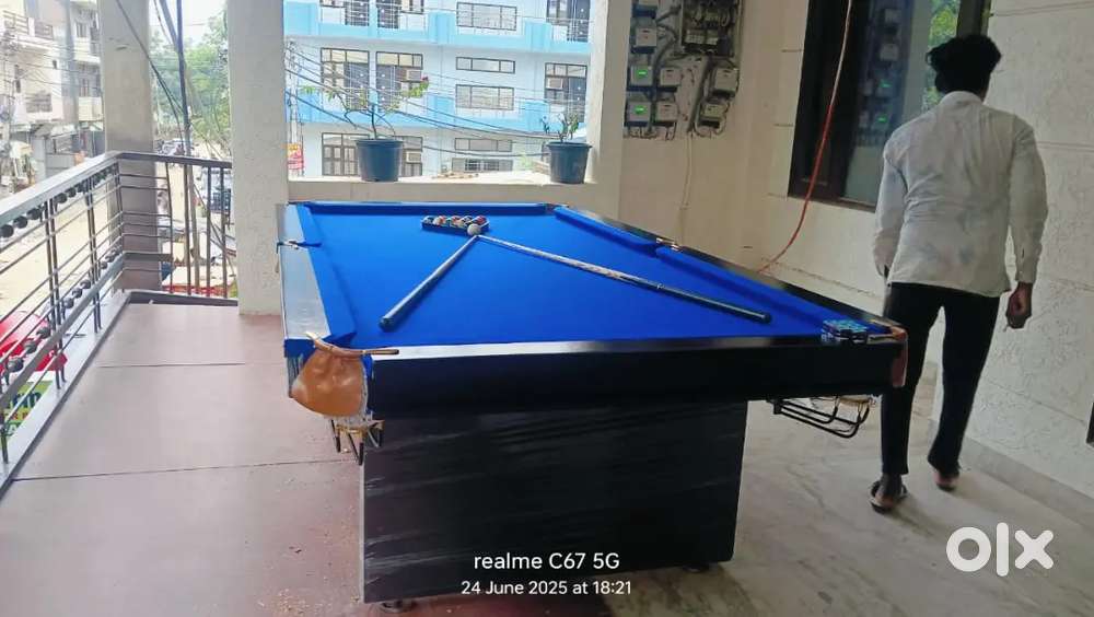 Pool table and snookar table