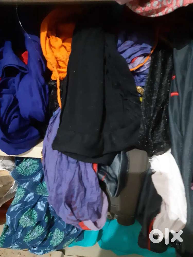 Branded old kurtis, paijamas, odhnis, etc of different colours, fa n.s