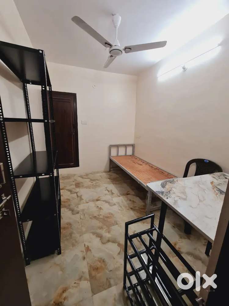 ROOM AVAILABLE FOR SINGLE PERSON ( BOY ) WITHOUT BROKERAGE