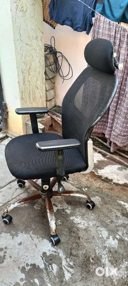 Comfortable sitting and rotatable chair