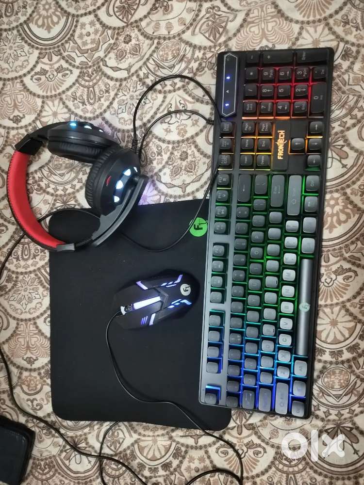 Keyboard mouse and headphone or mouse pad