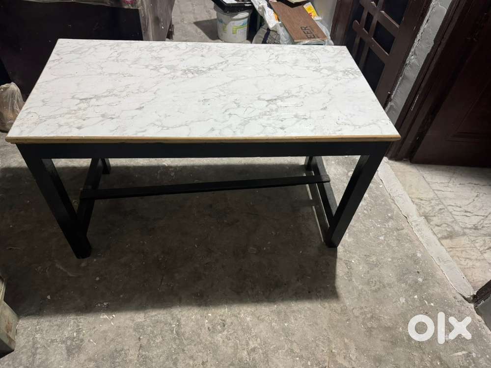 A study table of size 4x2