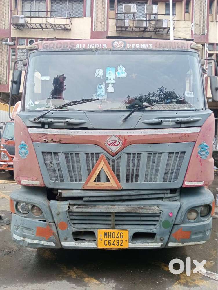 12 tayer containers body vehicle model no. MN3118*26C BS3