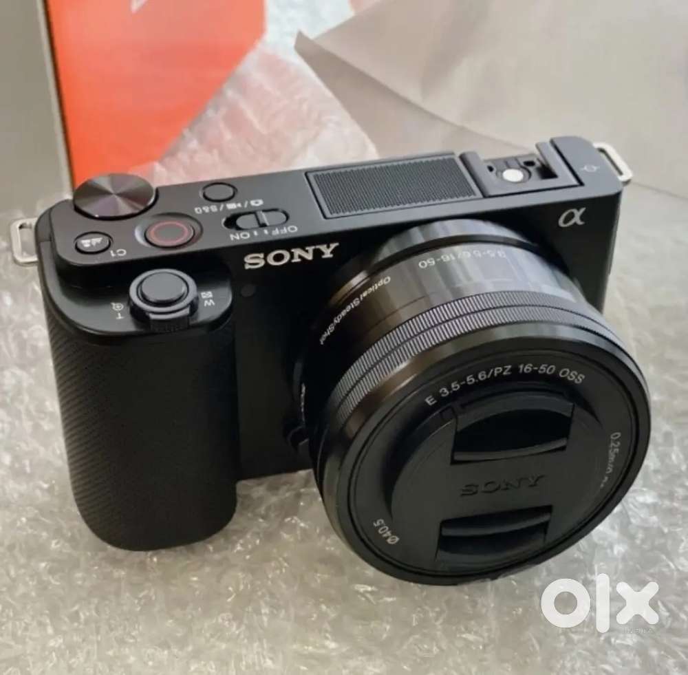 Sony ZV E10 Camera 24.2mp w 56 Shutter count + PZ 16-70mm OSS Lens