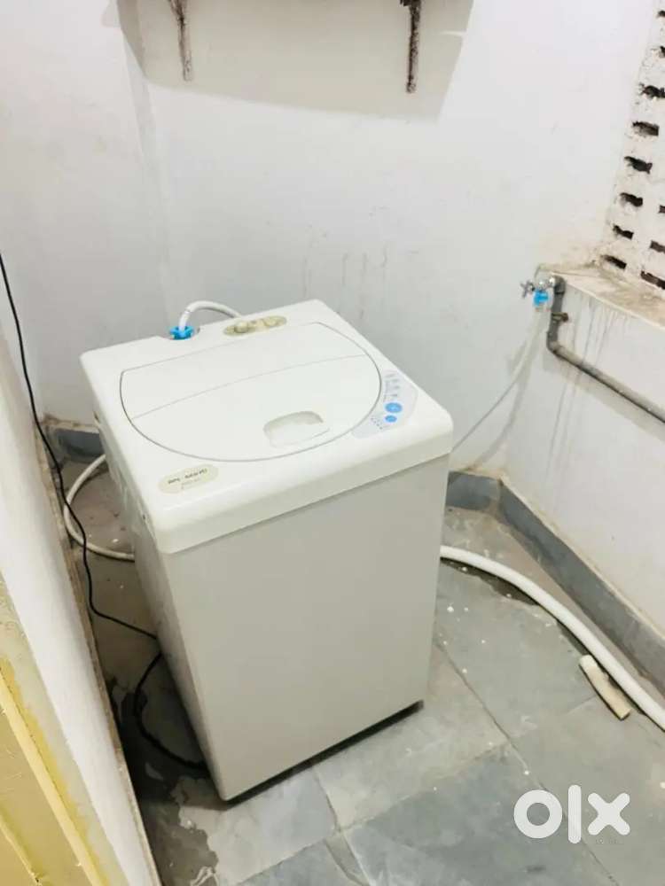 Best Clenend Pg Available At Alkapuri Station Road.