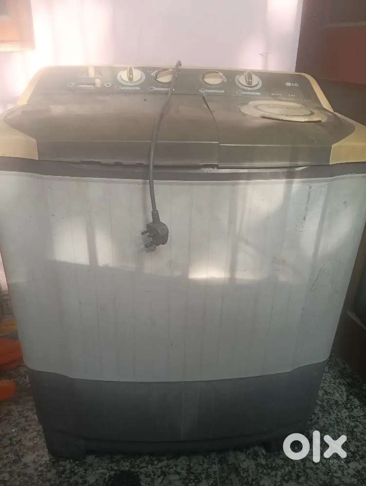 Washing machine LG company 6.5 kg semi auto 4 yr old