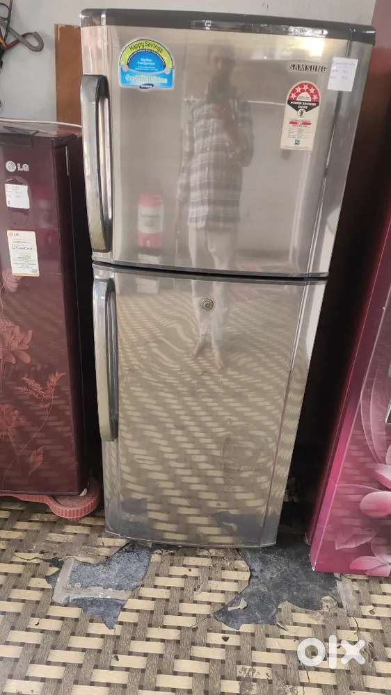 second hand used fridzes available in good working condition.