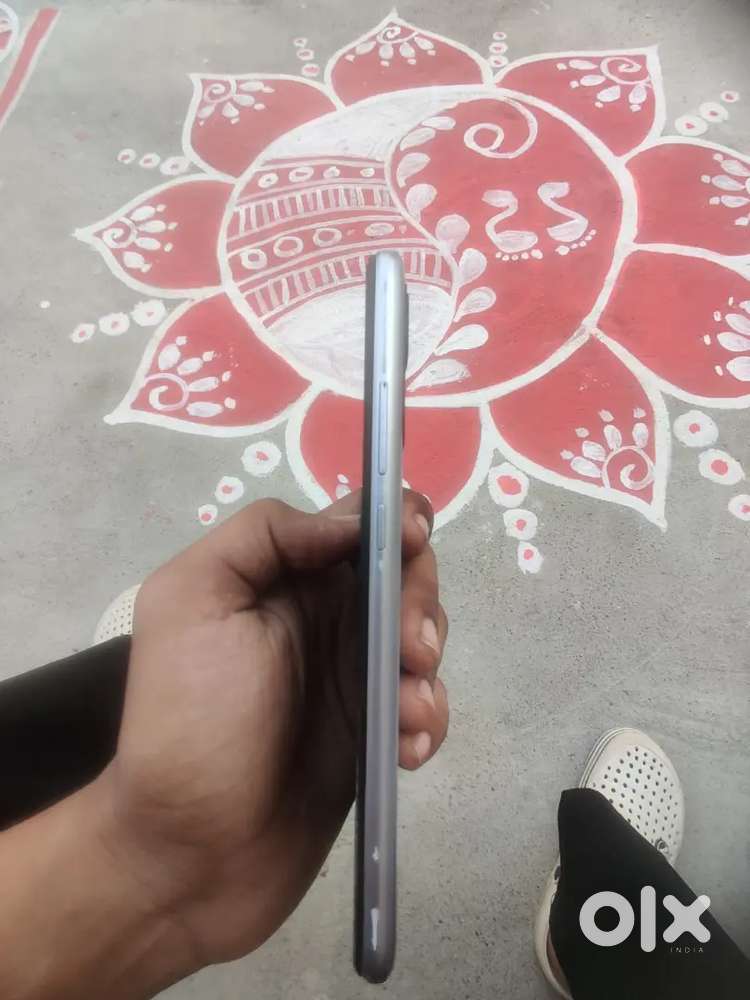 Redmi 10 A 4/64..!   Back pr cover se strach h