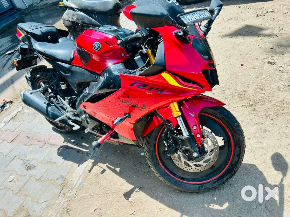 Yamaha r15 v4 metallic red color