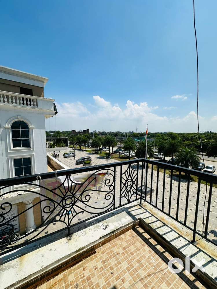 Spacious, Great balcony view, Access to roof top