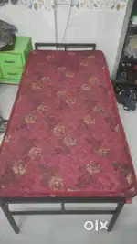 Foldable bed with mattress