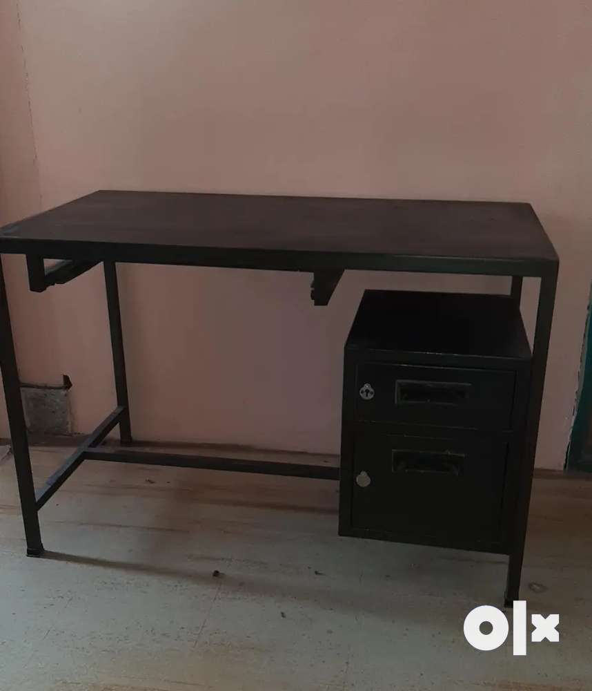 Steel office table 7 nos.