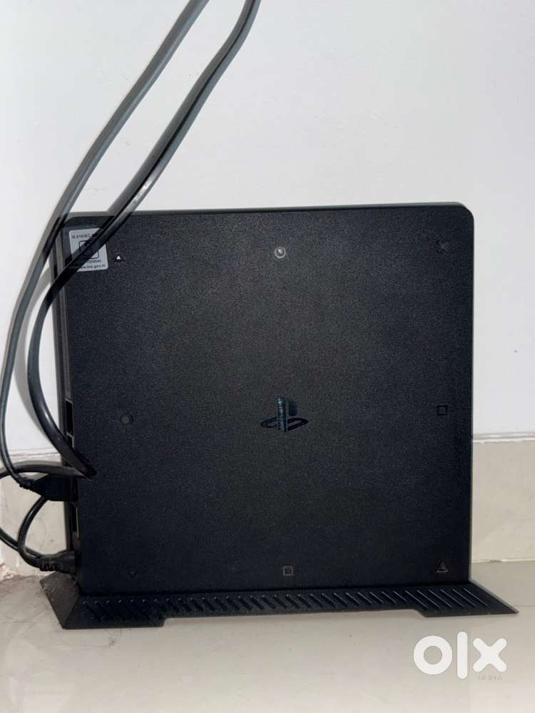 PS4 1 TB slim disk edition + 2 controller and 6 games
