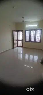 मदन महल मेन रोड से लगा एक बढ़िया 2 बैडरूम, हाल, 2 बाथरूम, बालकनी आदि