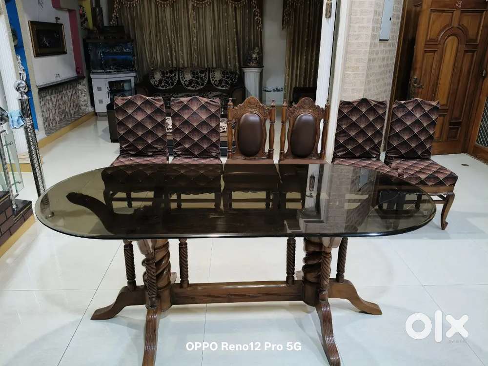 Dining table in good condition