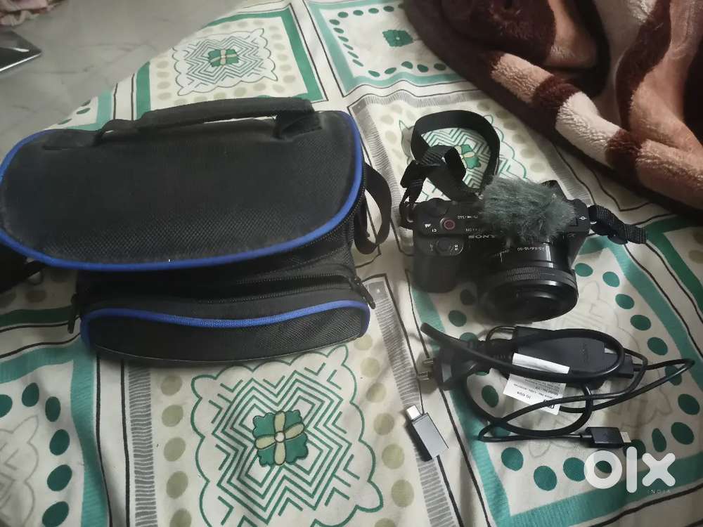 Sony ZV E10 Mirrorless Camera with kit lens Brand New   Scratchless