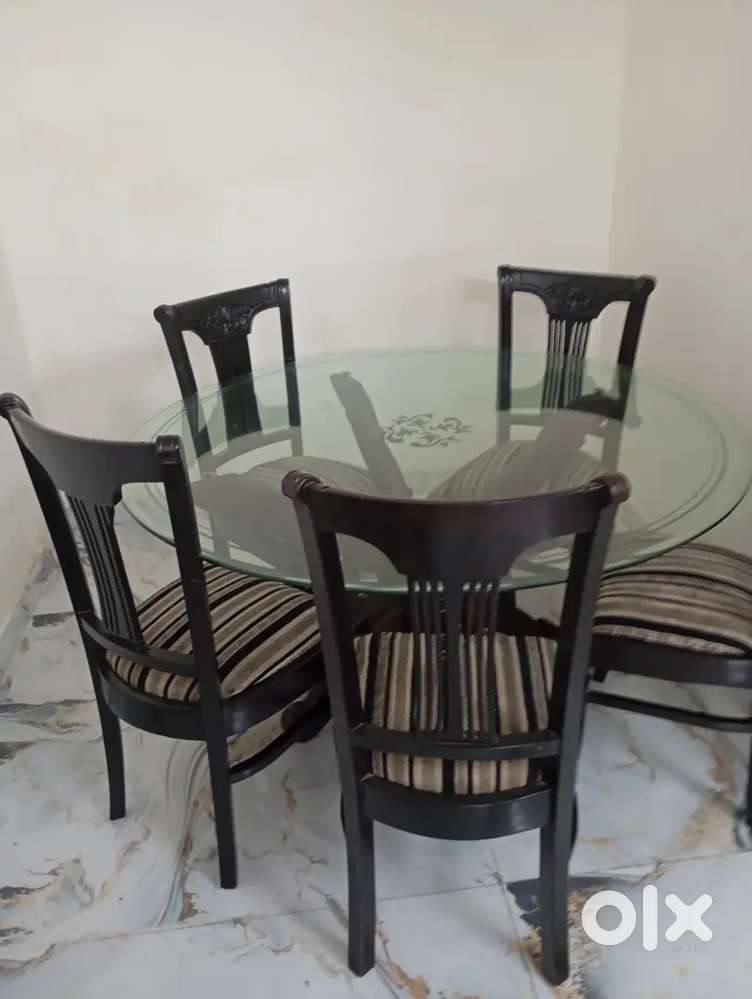 Glass top round dining table with 5 chairs very good condition