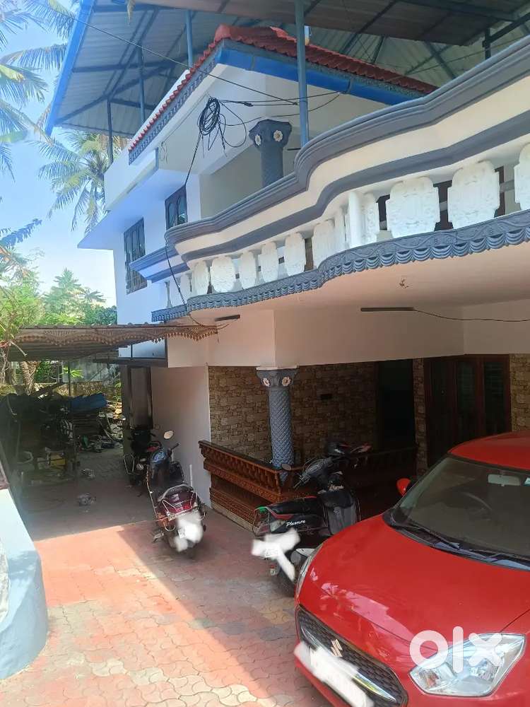 11cent, 2200sqft,5bhk old house for sale near karyavattom pullanivila