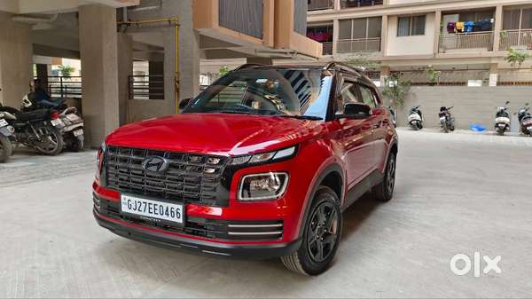 Hyundai Venue 2024 Petrol 2399 Km Brand new condition