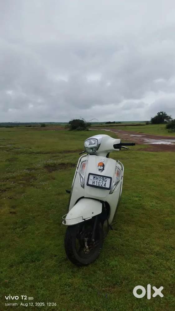 Access 125 white