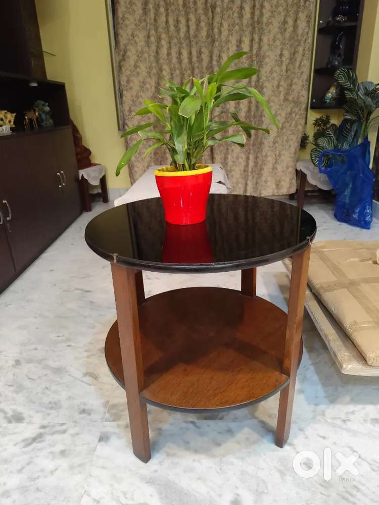 Round tea table