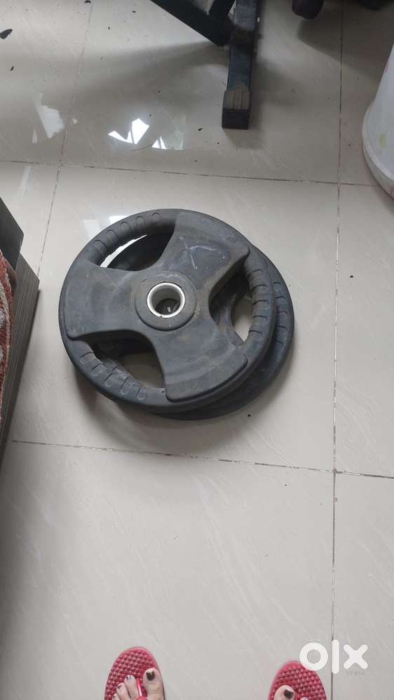 Reclining bench , barbell with locks and 15/10 and 5 kg plates ..