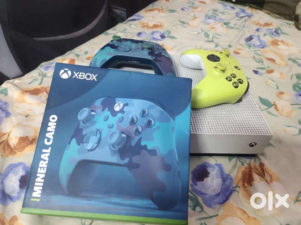 Xbox one s with brand new lite used Xbox one type c joystick