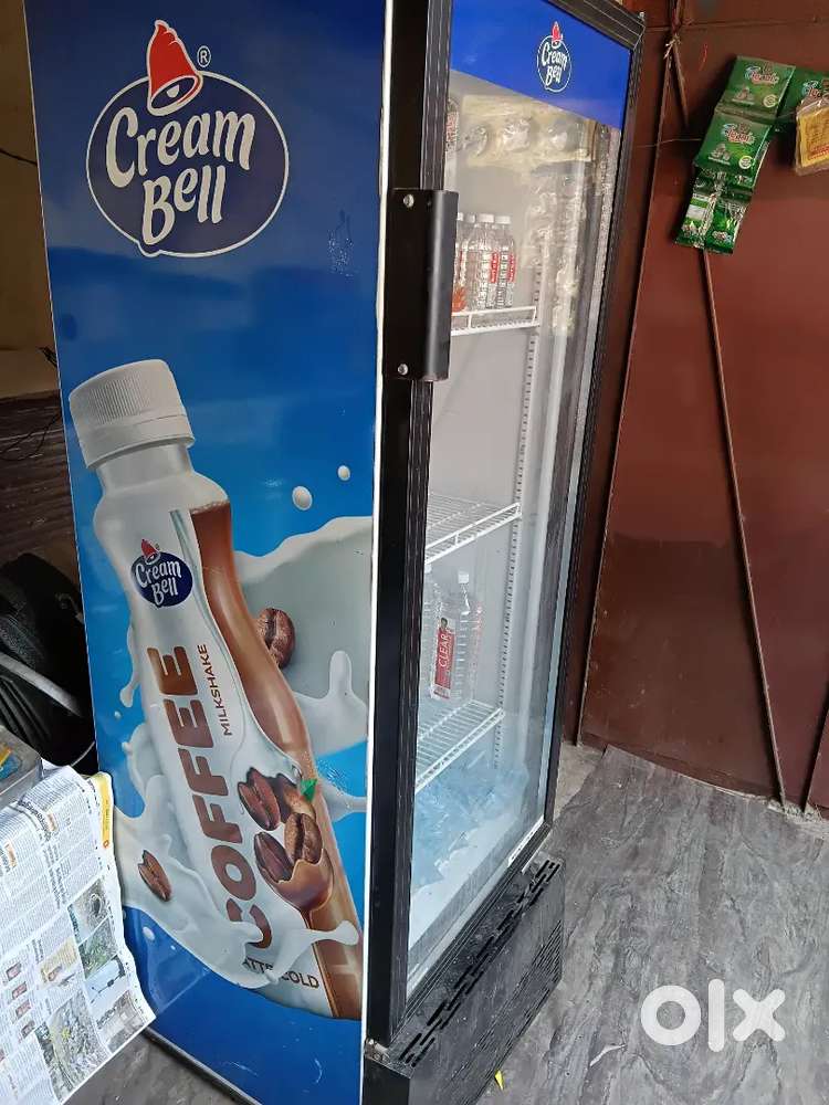 Cold drink water bottle display fridge