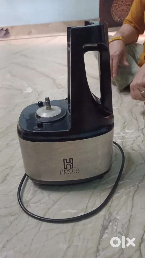 Hestia cold pressed juicer
