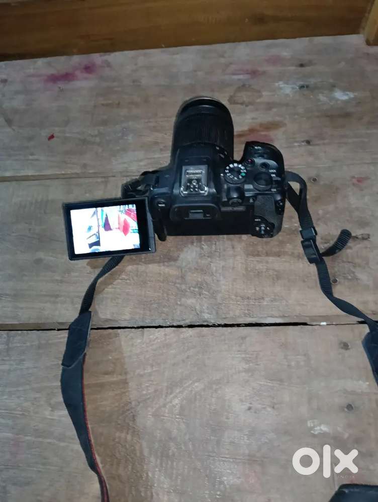 CANON R10 DSLR