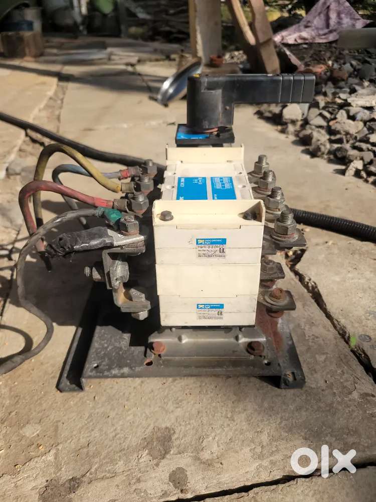 4 poll chang over switch 200 A.