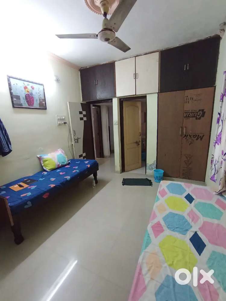 Chhani circle pg available for boys furnished