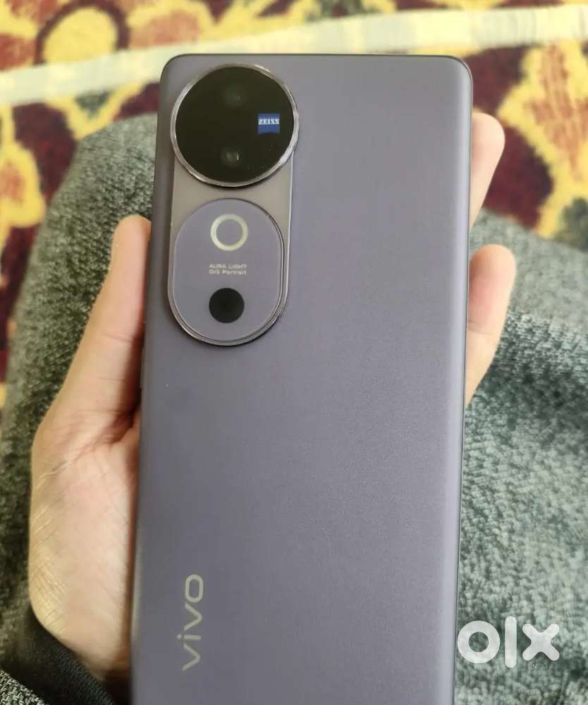 V40  8gb ram 128gb rom just 4 month old