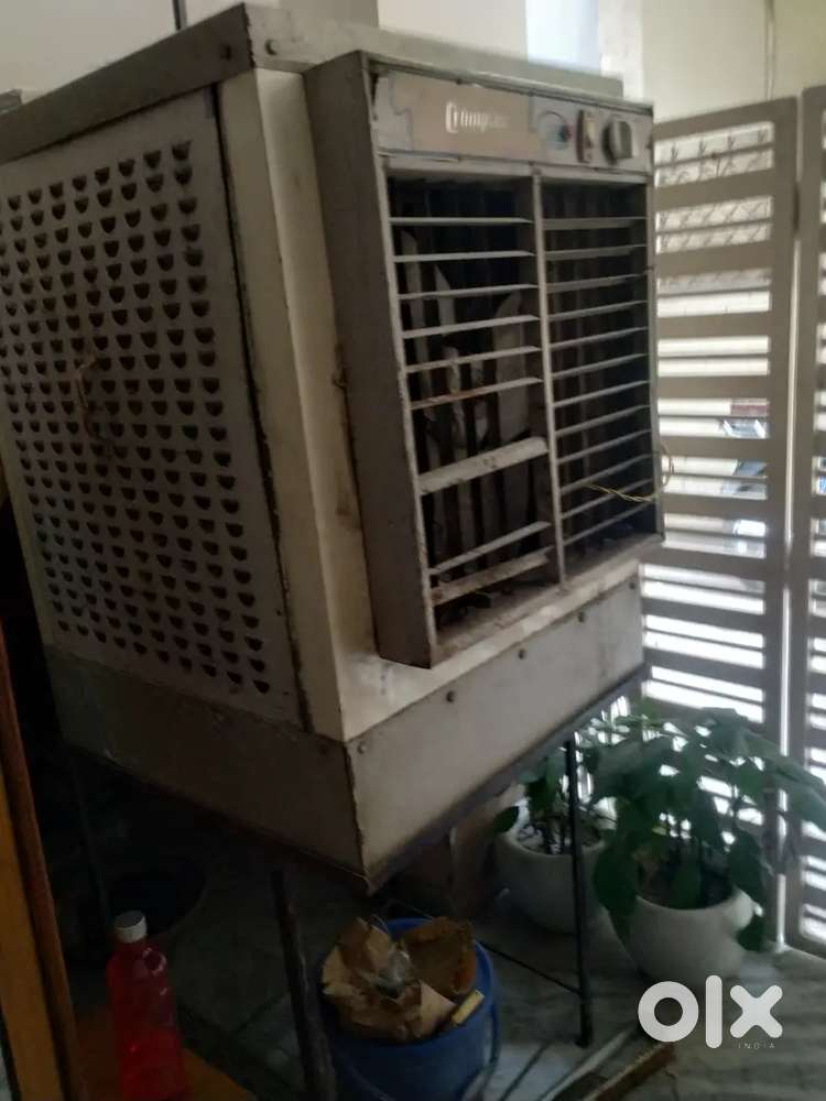 Cooler with iron st aa nd